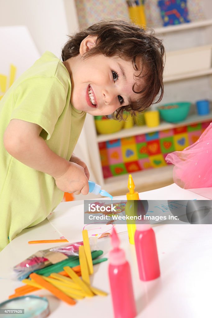 Divirtiéndose en una escuela preescolar - Foto de stock de 4-5 años libre de derechos