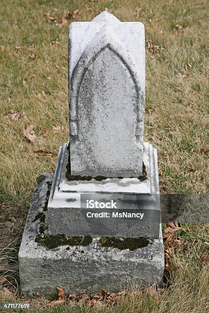 Foto de Old Tombstone e mais fotos de stock de Antigo - Antigo, Cemitério, Conceito