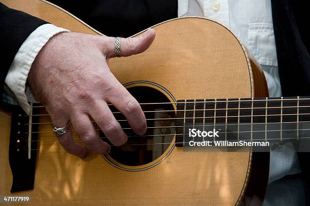 Mano Strumming Chitarra Acustica - Fotografie stock e altre immagini di Adulto - Adulto, Arte, Cultura e Spettacolo, Artista