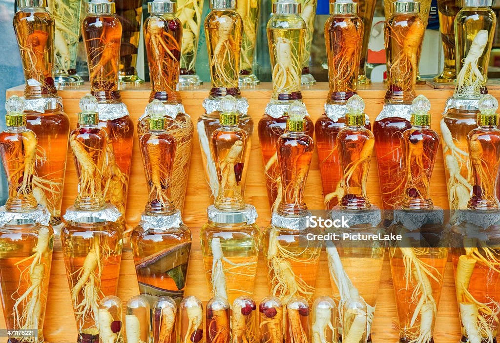 Корейский ginseng для продажи в бутылках - Стоковые фото Женьшень роялти-фри