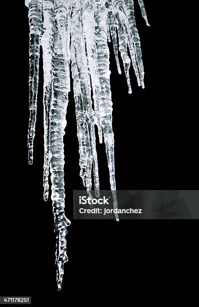 大きな Icicles - 氷柱のストックフォトや画像を多数ご用意 - 氷柱, 黒背景, しずく