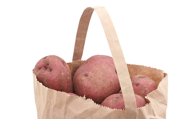 czerwony ziemniaki na worek z papieru - red potato raw potato isolated vegetable zdjęcia i obrazy z banku zdjęć