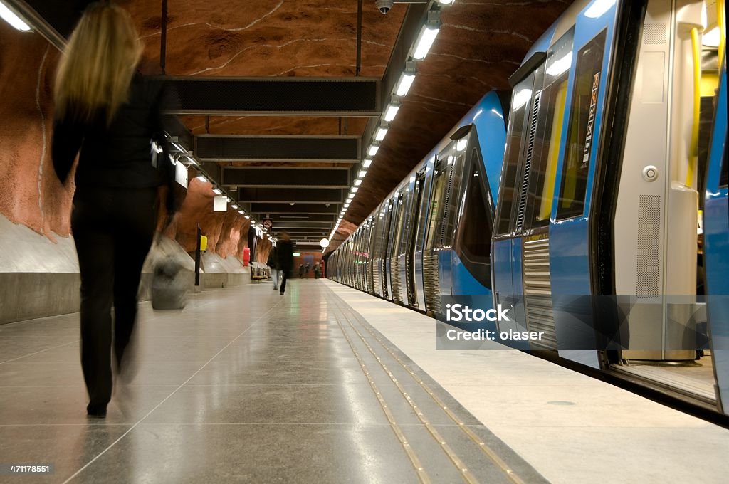 Девушки ходить в метро - Стоковые фото Архитектура роялти-фри