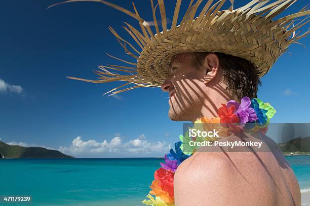 Turista Sorridente Com Arcoíris Lei E Palm Chapéu - Fotografias de stock e mais imagens de Admirar a Vista - Admirar a Vista, Adulto, Ao Ar Livre