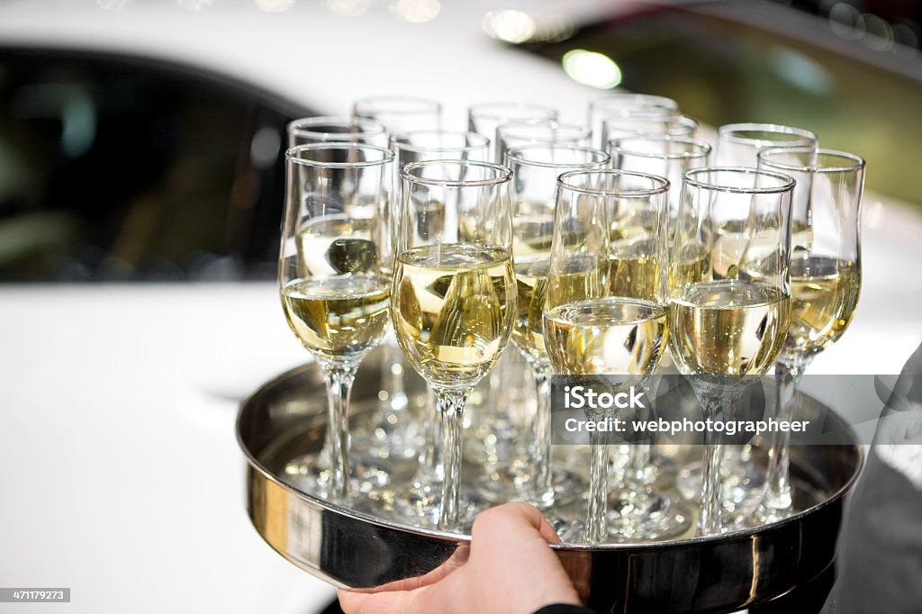 Servir champanhe - Foto de stock de Ao lado royalty-free