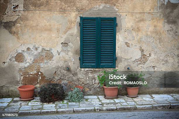 Persiane Chiuse E Piante In Vaso In Toscana - Fotografie stock e altre immagini di Caratteristica architettonica - Caratteristica architettonica, Casa, Casa a schiera