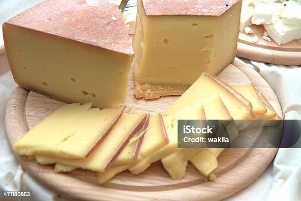 치즈bergkäse Auf Holzbrett 스위스 치즈에 대한 스톡 사진 및 기타 이미지 - 스위스 치즈, 접시, 0명