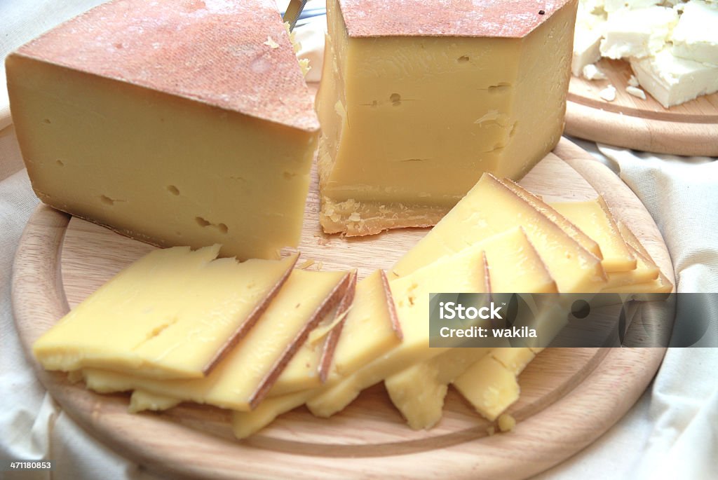 Queijo-Bergkäse auf Holzbrett - Foto de stock de Prato royalty-free