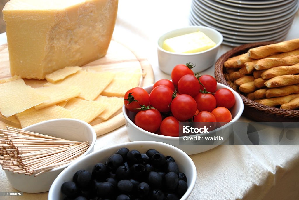 Comida vegetariana como el queso y los olivos - Foto de stock de Aceituna libre de derechos