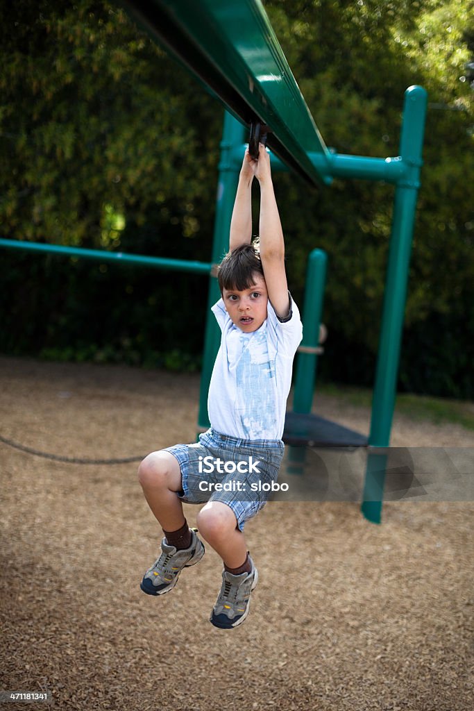 Junge auf einem Spielplatz - Lizenzfrei Ausrüstung und Geräte Stock-Foto