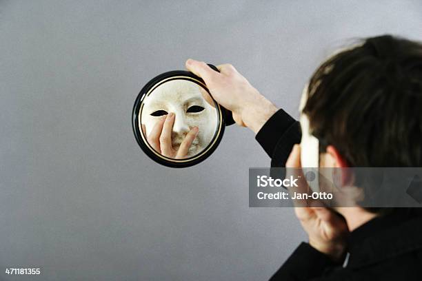 Maske Im Spiegel Stockfoto und mehr Bilder von Theatermaske - Theatermaske, Anzug, Bedecken