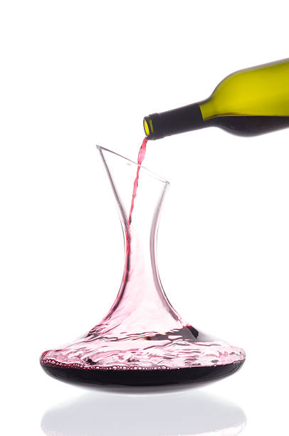 디캔터 및 와인 - wine decanter elegance pouring 뉴스 사진 이미지