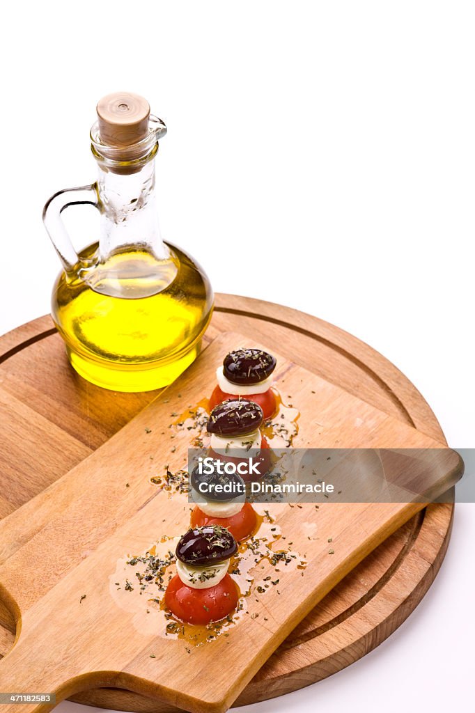 Aceitunas, tomate rojo, queso y aceite de oliva - Foto de stock de Aceite de oliva libre de derechos