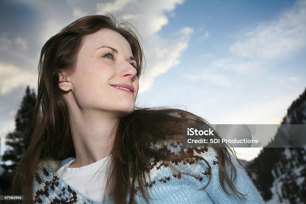Молодая женщина счастливы в горы - Стоковые фото В профиль роялти-фри