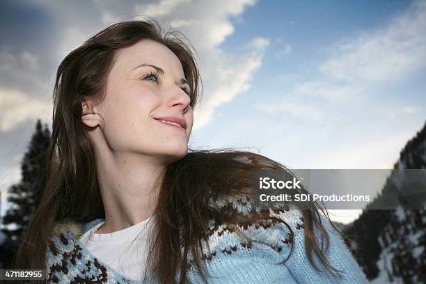 Молодая Женщина Счастливы В Горы — стоковые фотографии и другие картинки В профиль - В профиль, Женщины, Европейского происхождения