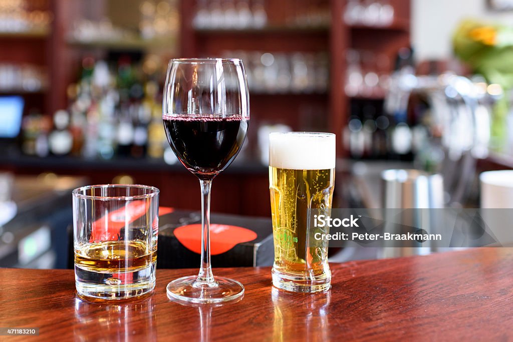 Boissons alcoolisées sur un bar - Photo de Bière libre de droits