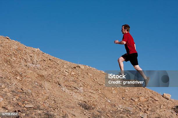 Photo libre de droit de Jeune Homme Jogging banque d'images et plus d'images libres de droit de Activité - Activité, Activité de loisirs, Adulte