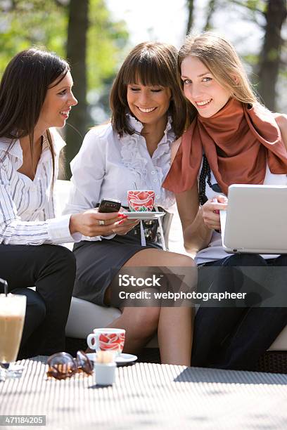 Amigos Sentado No Café - Fotografias de stock e mais imagens de Adulto - Adulto, Amizade, Amizade feminina