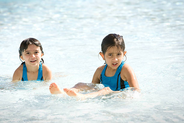 seduto in piscina - wading child water sport clothing foto e immagini stock