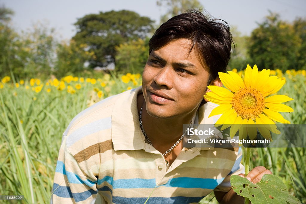 Jovem em um campo de Girassol - Royalty-free 20-29 Anos Foto de stock