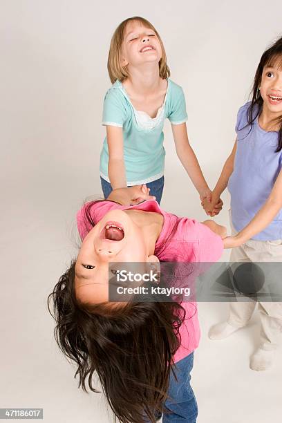 Raparigas A Divertirse No Círculo - Fotografias de stock e mais imagens de 6-7 Anos - 6-7 Anos, Amizade, Amizade feminina