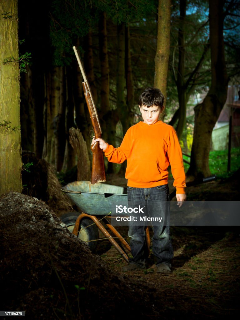 Junge im Wald mit Holz Spielzeug Waffe - Lizenzfrei Ernst Stock-Foto