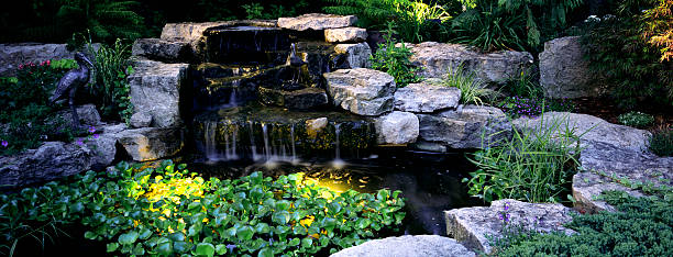 le jardin, de nuit - fountain water stone falling water photos et images de collection