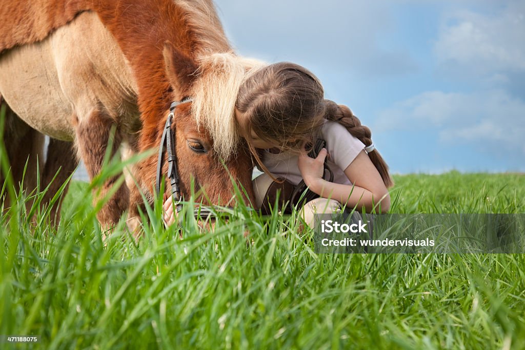 Kleines Mädchen küsst Ihre pony - Lizenzfrei Küssen Stock-Foto