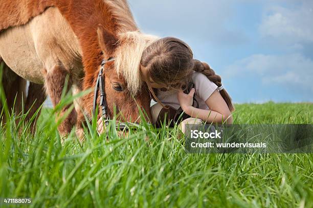 Kleines Mädchen Küsst Ihre Pony Stockfoto und mehr Bilder von Küssen - Küssen, Mädchen, Pferd