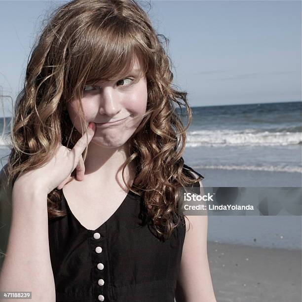 Foto de Engraçado Garota e mais fotos de stock de Areia - Areia, Brincalhão, Cabelo Comprido