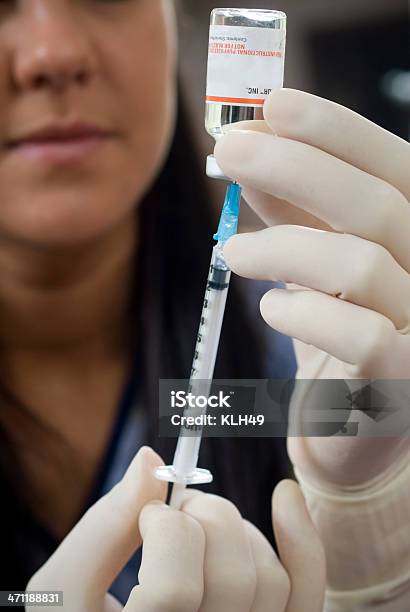 Krankenschwester Mit Einer Spritze Stockfoto und mehr Bilder von Berufliche Beschäftigung - Berufliche Beschäftigung, Erholung, Erkältung und Grippe