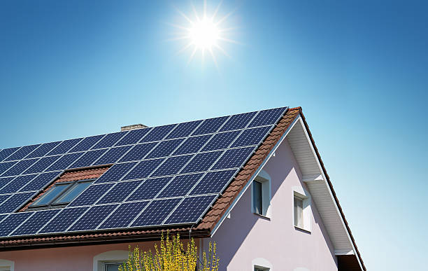 casa com painéis solares no telhado - solar roof imagens e fotografias de stock