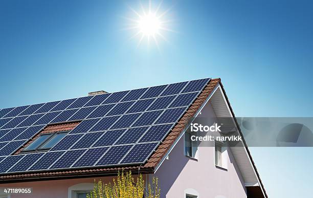 Дом С Солнечных Панелей На Крыше — стоковые фотографии и другие картинки Солнечная батарея - Солнечная батарея, Дом, Солнечная энергия