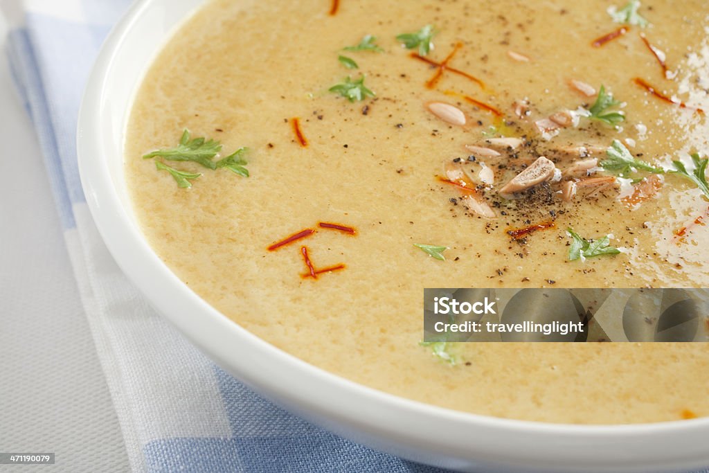 Spanish Soupe à l'oignon et au safran et aux amandes - Photo de Aliment libre de droits