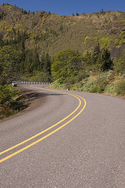 enrolamento estrada de montanha - twisty road imagens e fotografias de stock