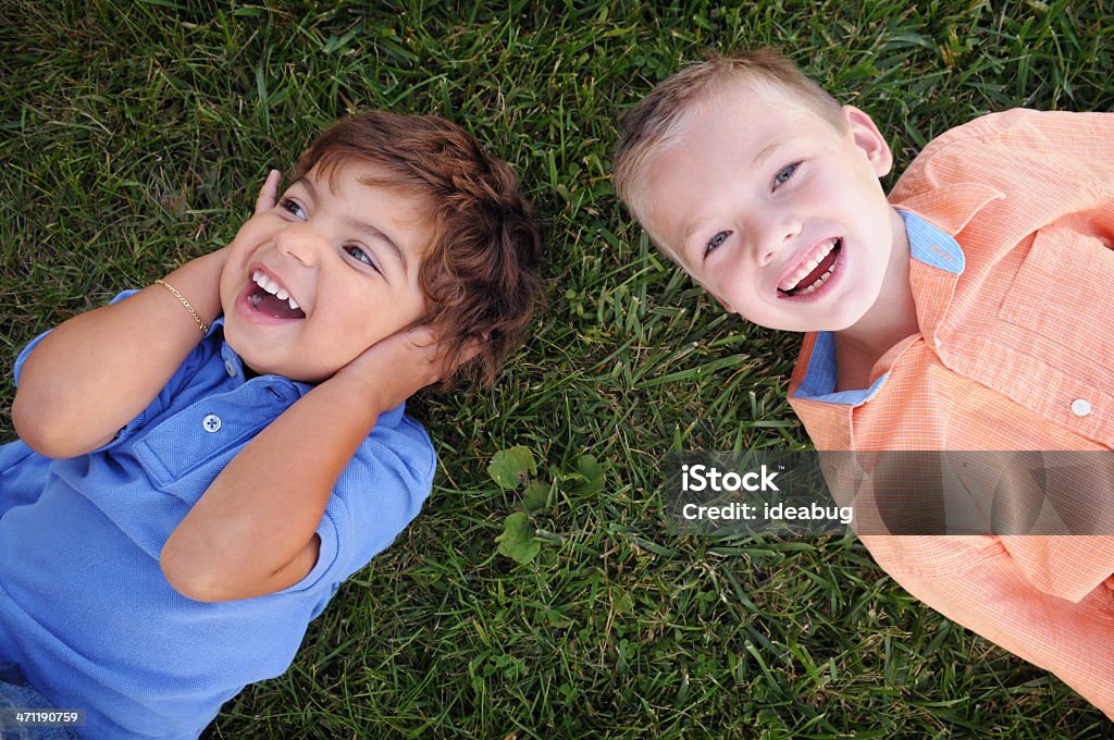 Dois garotos deitado na grama rindo - Foto de stock de 2-3 Anos royalty-free