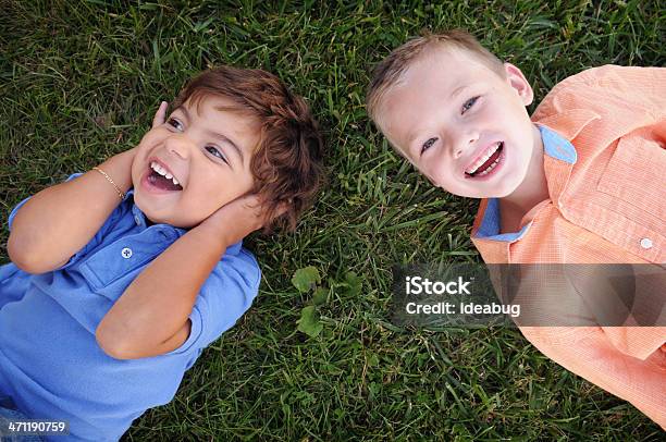 Foto de Dois Garotos Deitado Na Grama Rindo e mais fotos de stock de 2-3 Anos - 2-3 Anos, 6-7 Anos, Alegria