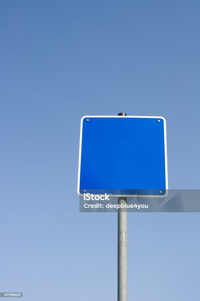 Azul vacía meatl hoja sobre cielo azul, vertical - Foto de stock de Aire libre libre de derechos