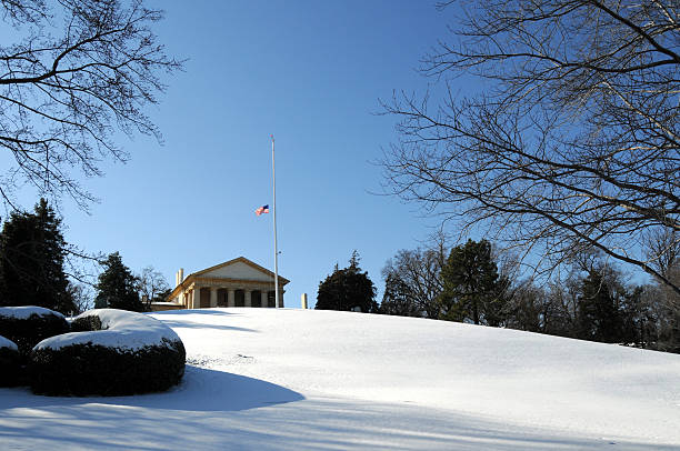 アーリントン国立墓地でハウスウィンタースキーパッケージ - arlington national cemetery virginia cemetery american flag ストックフォトと画像