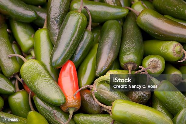 Sortiment Von Rohen Grünem Und Rotem Chili Peppers Im Markt Hintergrund Stockfoto und mehr Bilder von Bildhintergrund