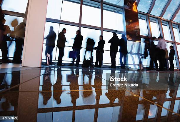 Foto de Lobby Com As Pessoas e mais fotos de stock de Adulto - Adulto, Aeroporto, Arquitetura