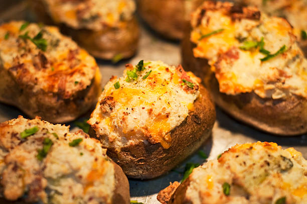 doble de papas al horno - patata al horno fotografías e imágenes de stock