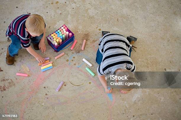 歩道チョーク - 子供のストックフォトや画像を多数ご用意 - 子供, コンクリート, 描く