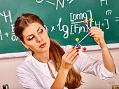 chemie-lehrer-im-klassenzimmer.jpg?b=1&s=170x170&k=20&c=qeJ-heyG16GTHQeWeODmp_TpblHmOnynvUEYedup6Bc=