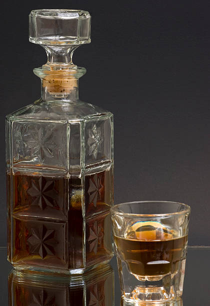 botol wiski dan gelas - wiski foto potret stok, foto, & gambar bebas royalti