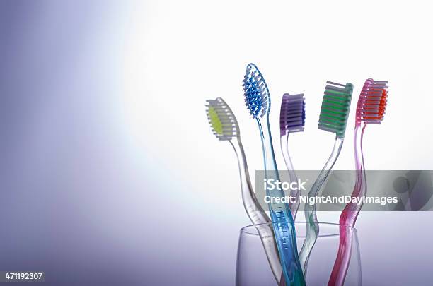 Spazzolini Colorato - Fotografie stock e altre immagini di Gruppo di oggetti - Gruppo di oggetti, Igiene dentale, Viola - Colore