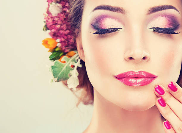 красивая девушка с нежными цветами в волосах - perfume стоковые фото и изображения