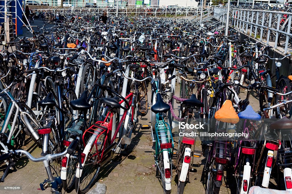 수백 개의 자전거 암스텔담 기차역 - 로열티 프리 0명 스톡 사진
