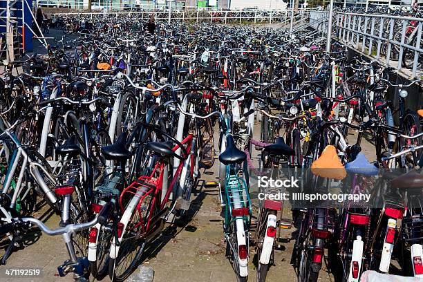 Foto de Centenas De Bicicletas Estação De Trem De Amsterdã e mais fotos de stock de Abundância - Abundância, Amontoamento, Amsterdã