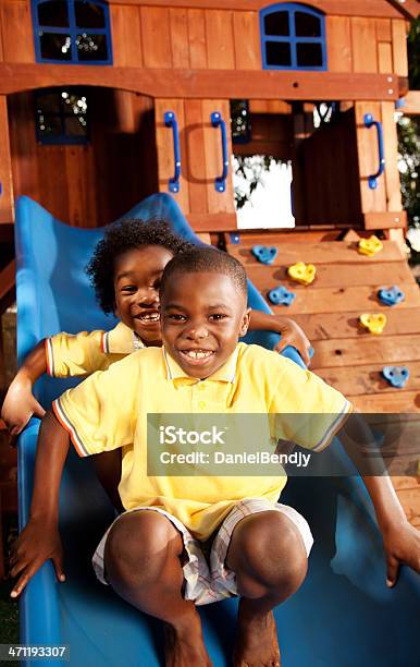 Foto de Crianças Jogando No Slide e mais fotos de stock de 4-5 Anos - 4-5 Anos, 6-7 Anos, Aluno